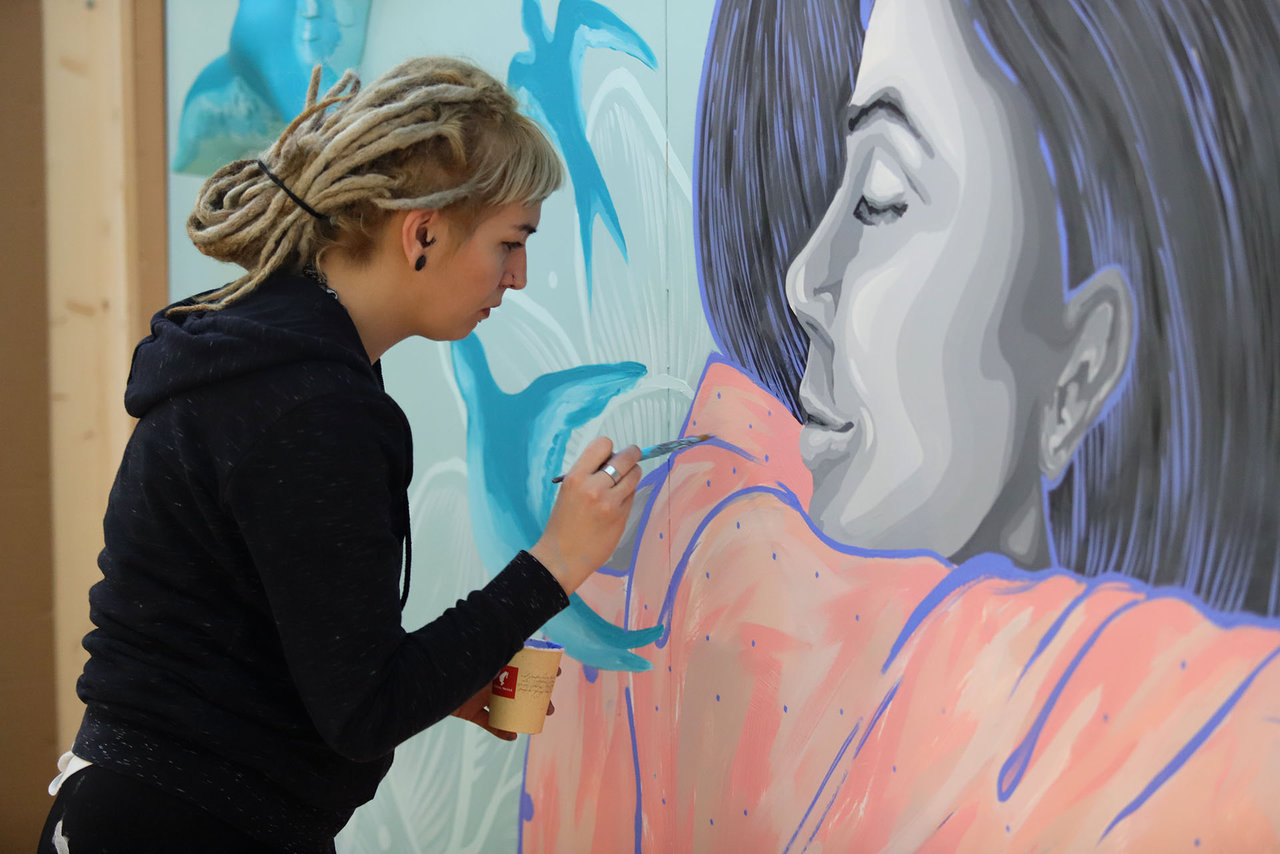 Artist Jana Danilović in the process of creating "Inclusion" at #ZeroCon23